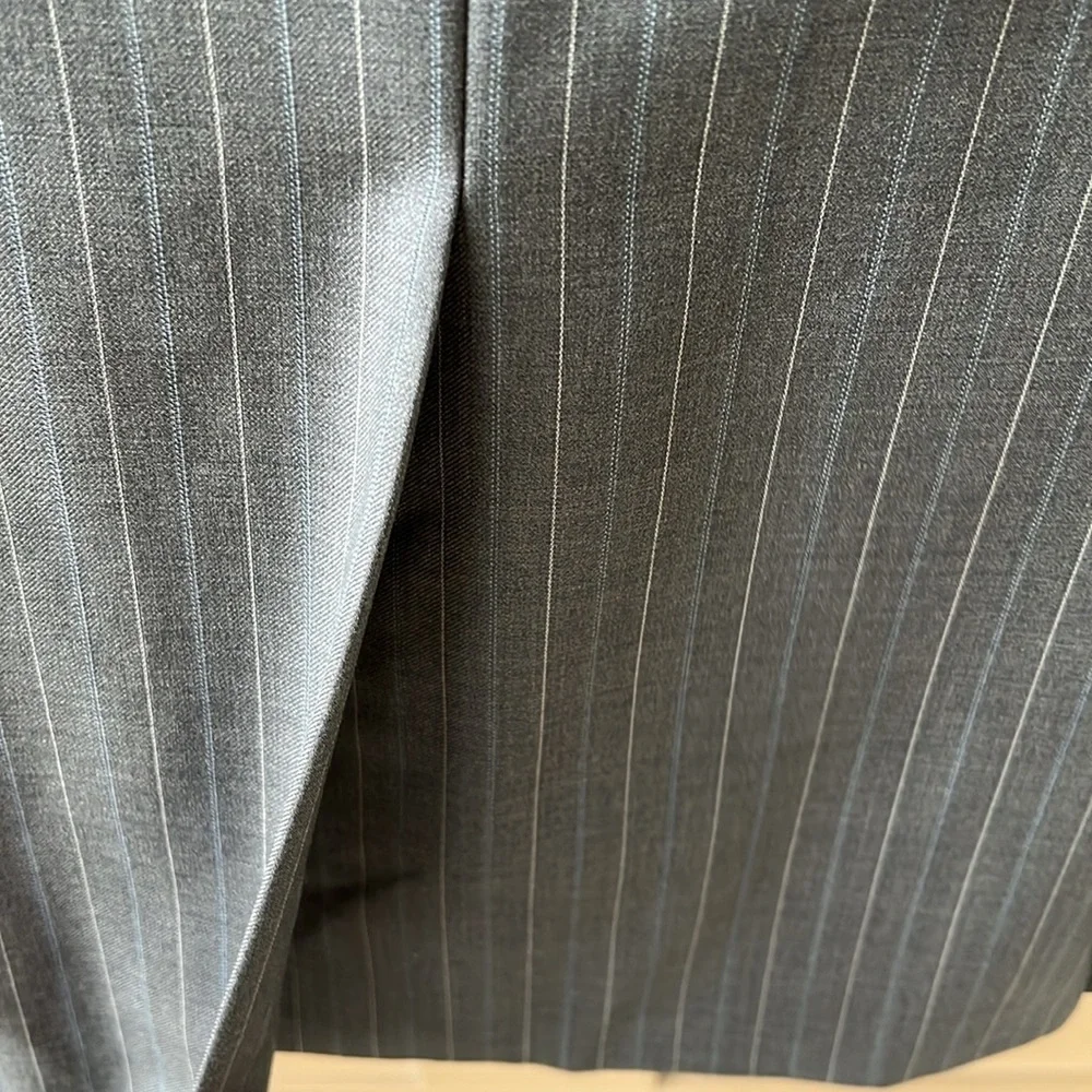 Lauren Ralph Lauren 100% Wool Pin Stripe Gray 2 Piece Suit. Size 40R